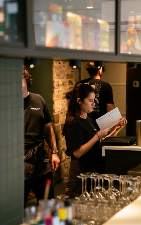 Serveuse consultant son carnet de commandes
