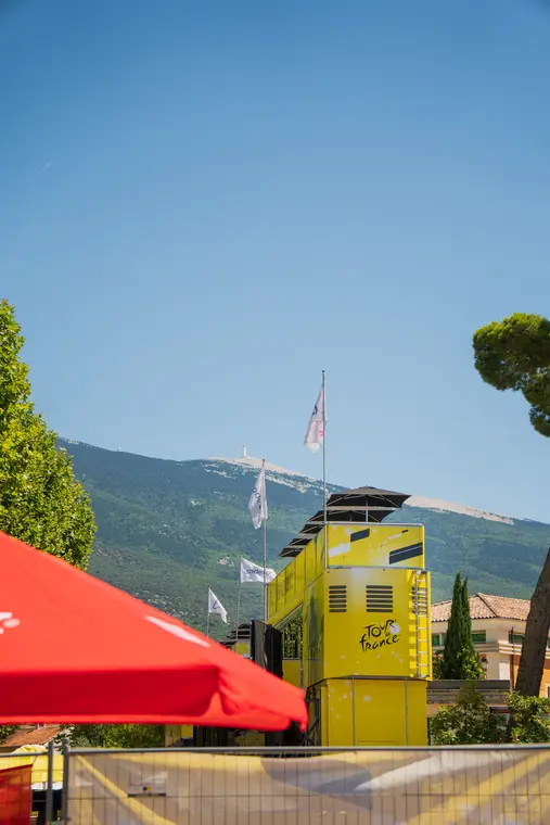 Drapeaux et véhicule devant une montagne