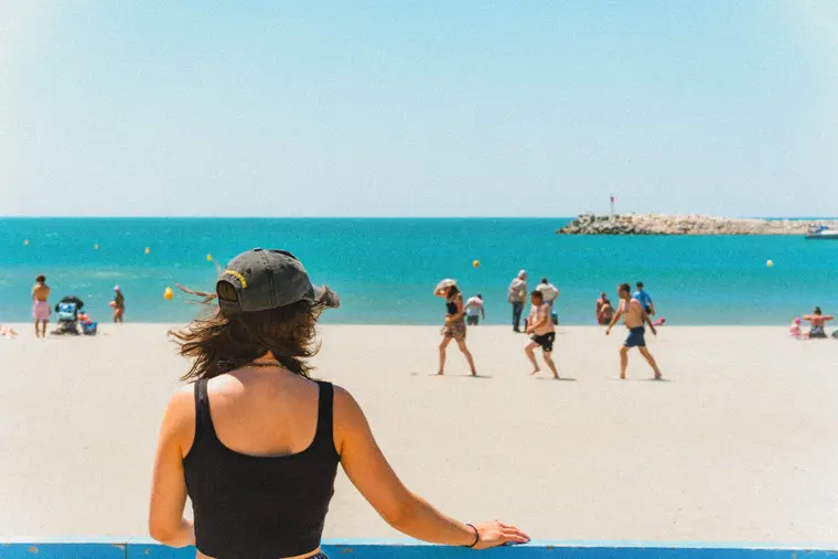 Baigneuse regardant la plage