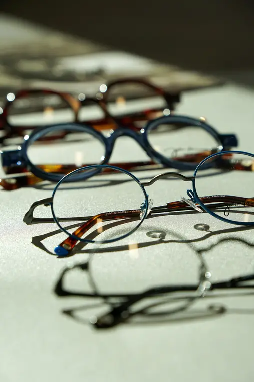 Montures de lunettes disposées sur une surface claire