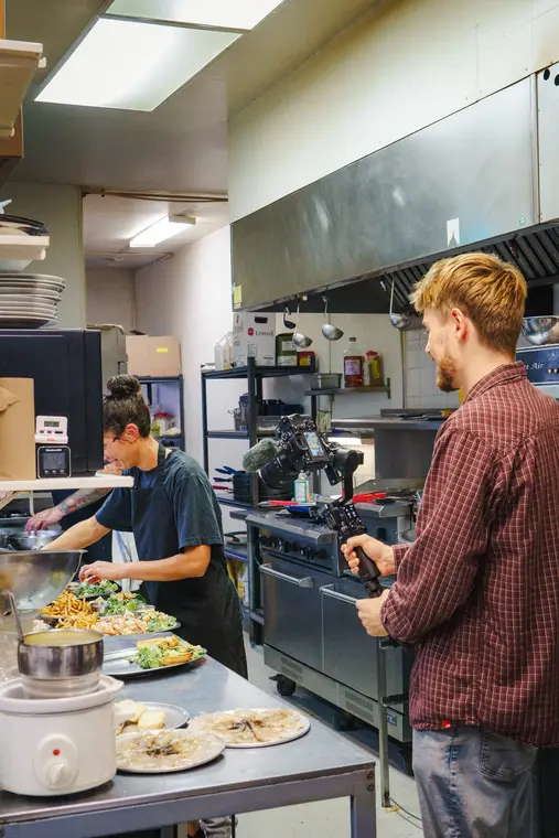 Deux cuisiniers au travail en cuisine professionnelle